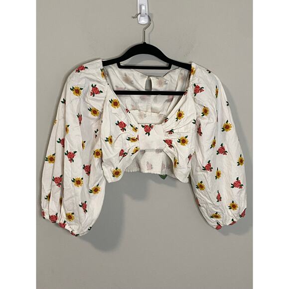 New FarmRio Cross Stitch Flowers Embroidered Crop Top Size Medium - Picture 1 of 3